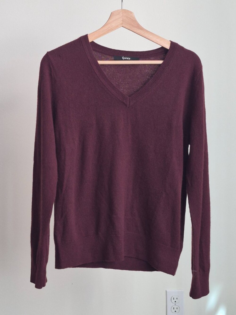 Quince Women’s M Mongolian Cashmere V-Neck Sweater Rich Burgundy